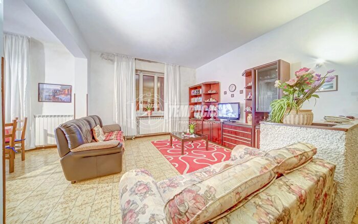 Appartamento trilocale in vendita in Via Piave, Azzate