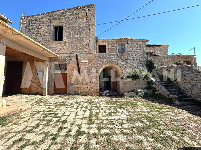 Casa con 10 locali in vendita in Ragusa