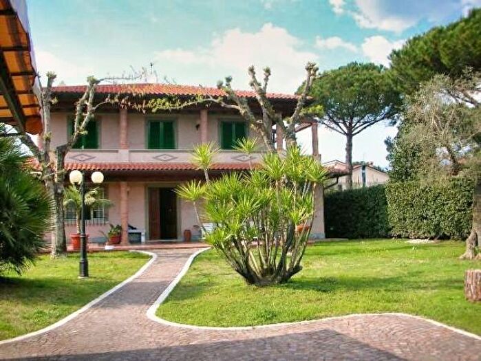 Casa con 6 locali in affitto in Forte Dei Marmi