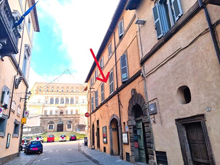 Appartamento con 8 locali in vendita in Via Filippo Nicolai, Caprarola