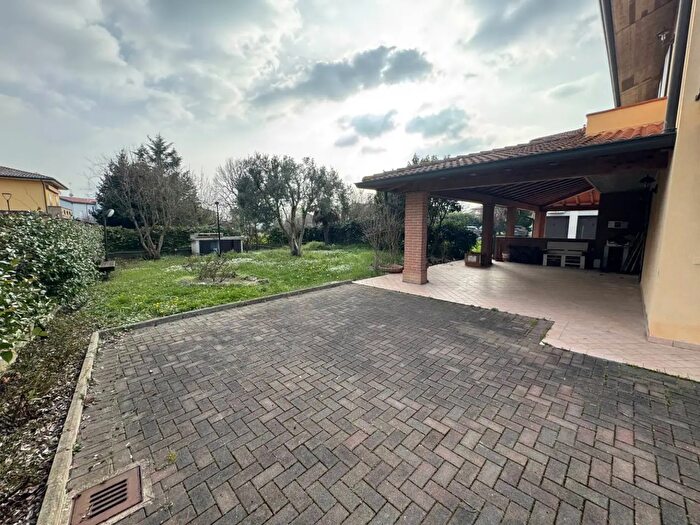 Casa con 8 locali in vendita in San Felice Sul Panaro