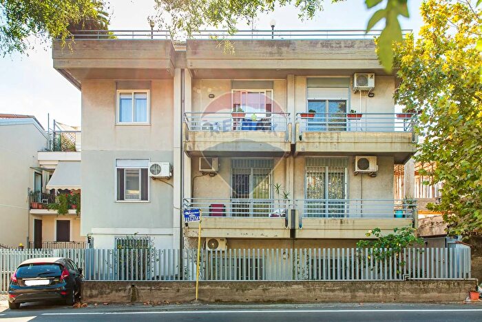 Appartamento trilocale in vendita in Via XXI Aprile, Aci Castello