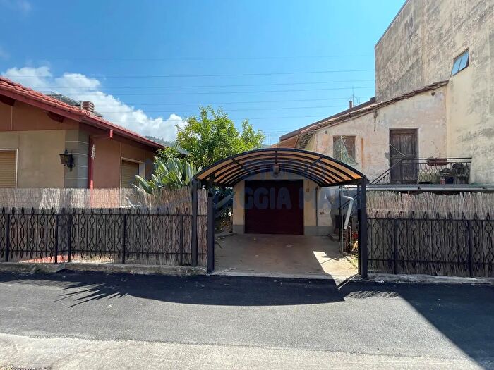 Casa quadrilocale in vendita in Via San Francesco, Taggia