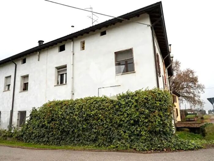 Casa con 6 locali in vendita in Strada Calerno, Montecchio Emilia