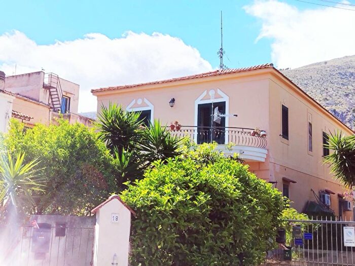 Appartamento con 5 locali in affitto in Via Mondello, Mondello Valdesi, Palermo