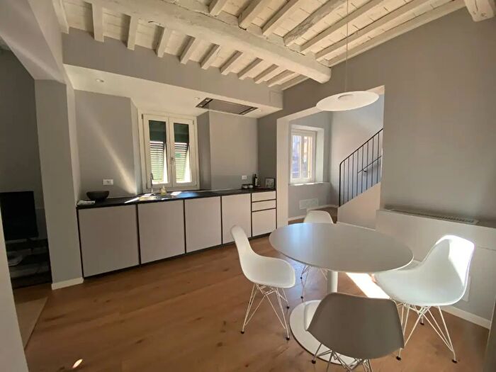 Appartamento con 6 locali in affitto in Pietrasanta