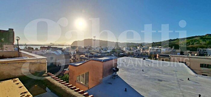 Appartamento trilocale in vendita in Via Gaetano De Rosa, Bacoli