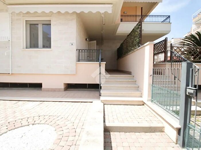 Appartamento trilocale in vendita in Via Corradino dAscanio, Tortoreto
