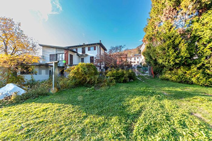 Casa con 7 locali in vendita in Casalzuigno
