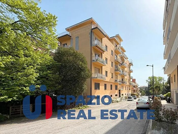 Appartamento con 6 locali in vendita in Via Raffaele Laporta, Pescara