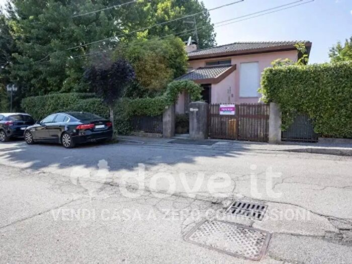 Casa con 6 locali in vendita in Viale della Libertà, Sangiano