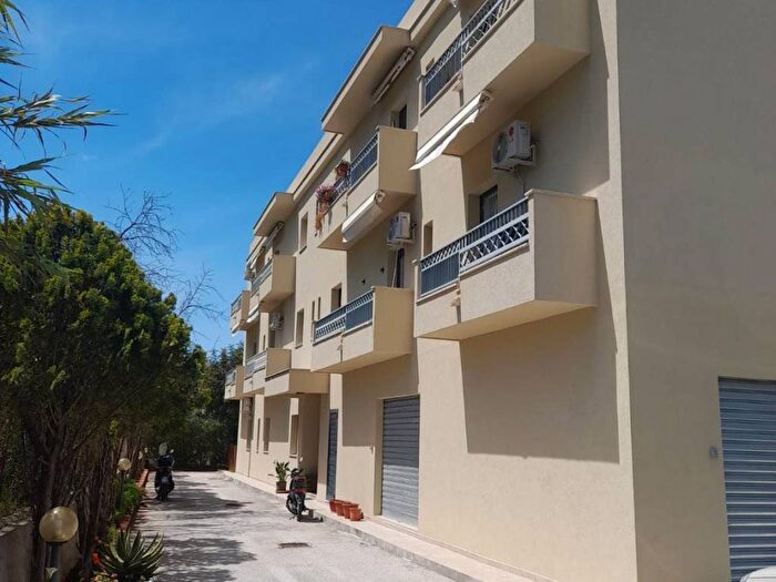 Appartamento con 6 locali in affitto in Via Generale Carlo Alberto Dalla Chiesa, Centro, Cinisi