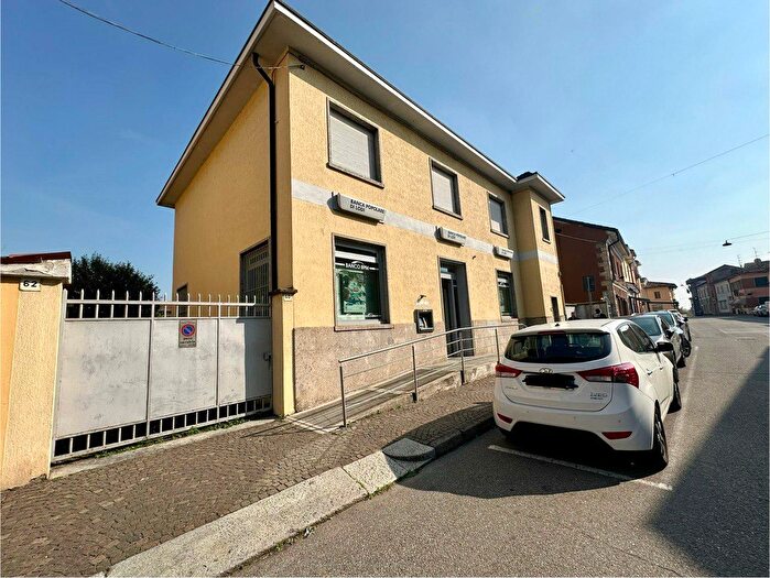 Appartamento con 6 locali in vendita in Via Dante Alighieri, Senna Lodigiana