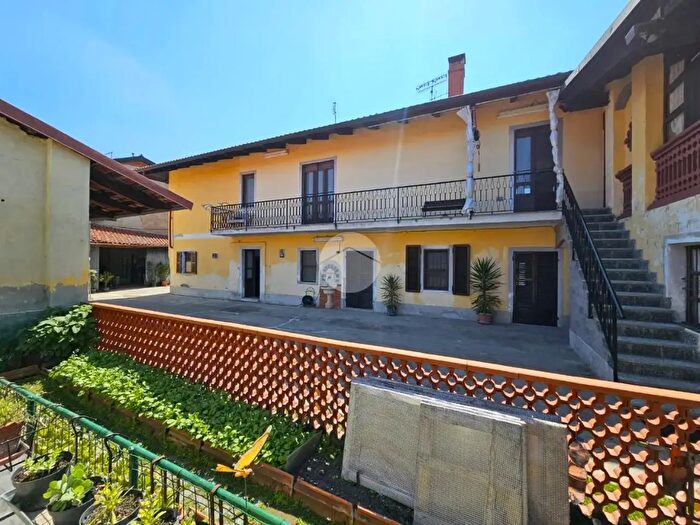 Casa con 11 locali in vendita in Via XX Settembre, Rondissone