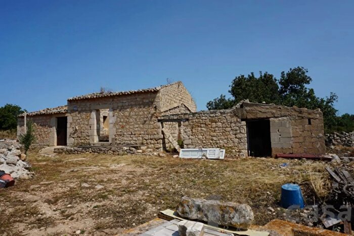 Casa con 6 locali in vendita in Scicli