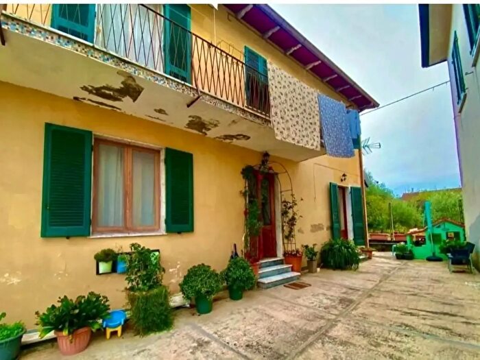 Casa con 5 locali in vendita in Massa