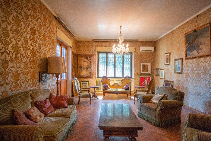 Casa con 9 locali in vendita in Viale Timavo, Reggio Emilia