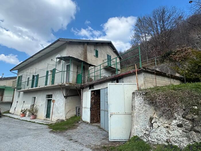 Casa con 11 locali in vendita in Frazione Pra, Roburent