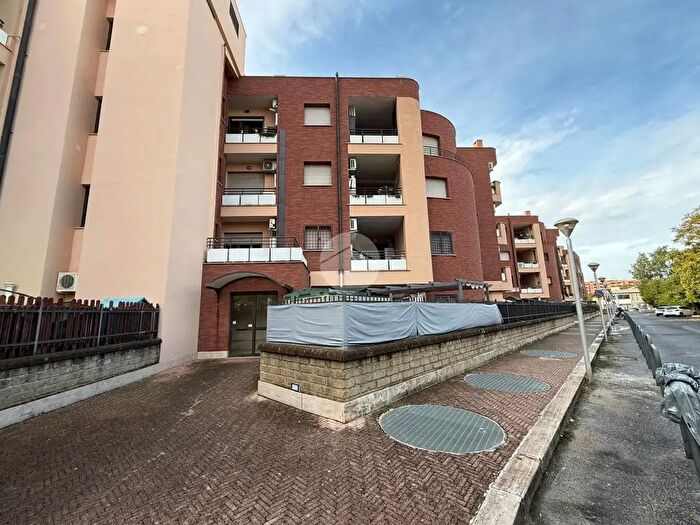 Appartamento trilocale in vendita in Via del Maggiolino, Roma