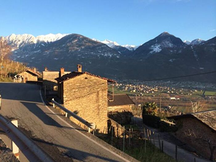 Casa trilocale in vendita in Via Mello, Traona