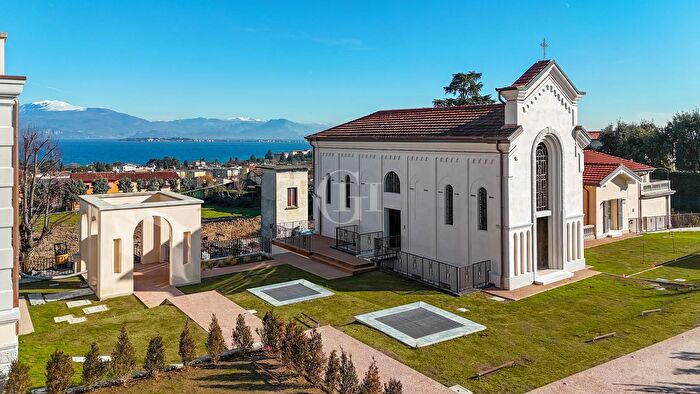 Casa quadrilocale in vendita in Desenzano Del Garda