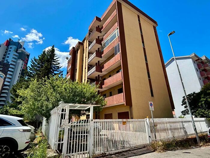 Appartamento con 6 locali in vendita in Via Sant' Irmenio, Cosenza