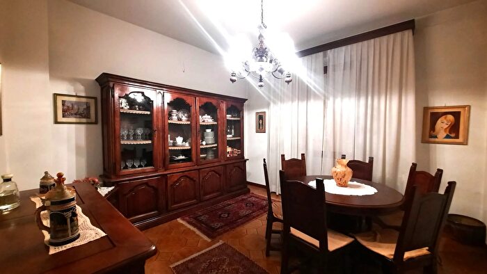 Casa con 6 locali in vendita in Via Masaccio, Prato