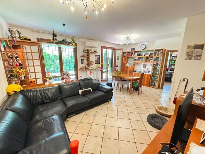 Casa con 8 locali in vendita in Zola Predosa