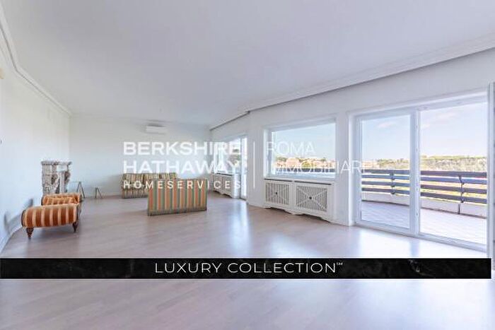 Appartamento con 6 locali in vendita in Via Giovanni Bessarione, Roma