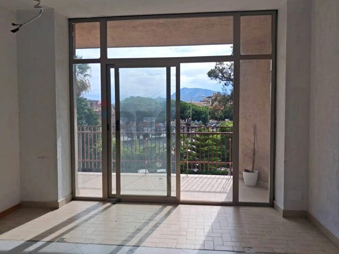 Appartamento con 6 locali in vendita in Via Evangelista di Blasi, Palermo