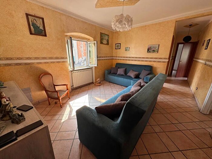 Appartamento con 8 locali in affitto in Via Abramo Pongoli, Genova