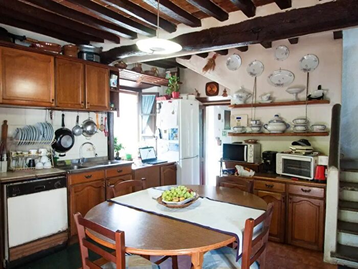 Casa con 12 locali in vendita in Calci