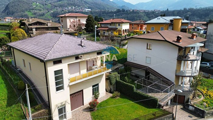 Casa quadrilocale in vendita in Via Divisione Tridentina, Vertova