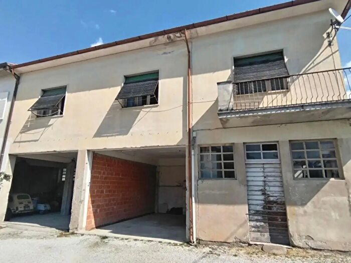 Casa con 6 locali in vendita in Massa