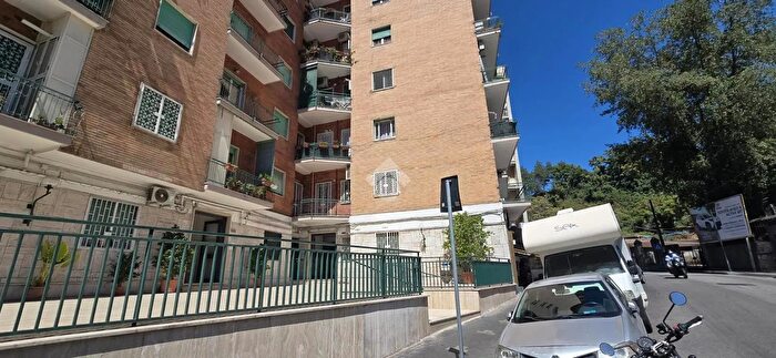 Appartamento trilocale in vendita in Via Consalvo, Napoli