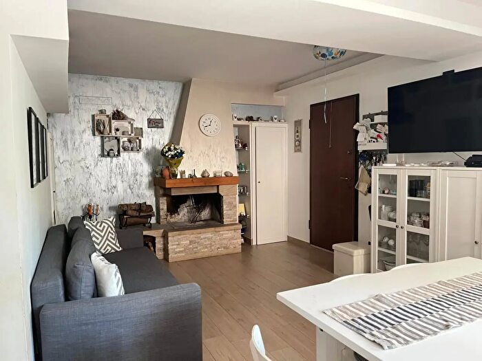 Appartamento quadrilocale in vendita in Via Barga, Roma