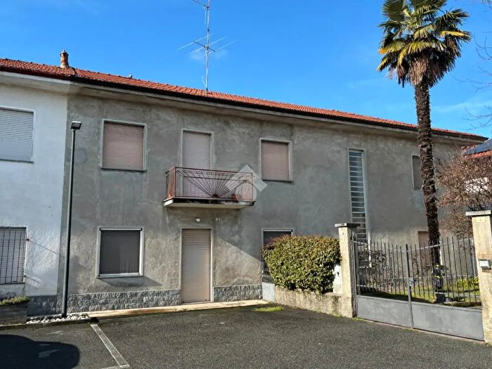 Casa con 6 locali in vendita in Via Ss Trinità, Varallo Pombia