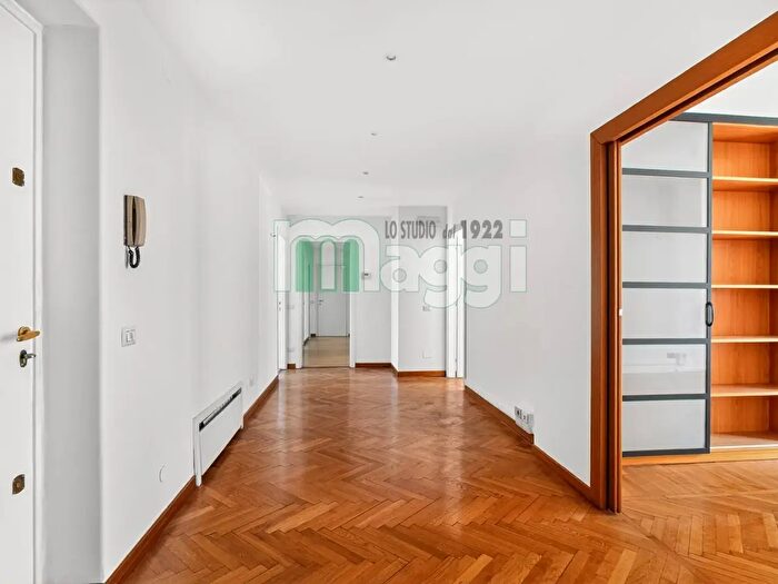 Appartamento con 6 locali in vendita in Via Giosue Carducci, Milano