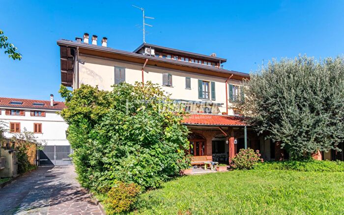 Appartamento quadrilocale in vendita in Via Alessandro Volta, Saronno