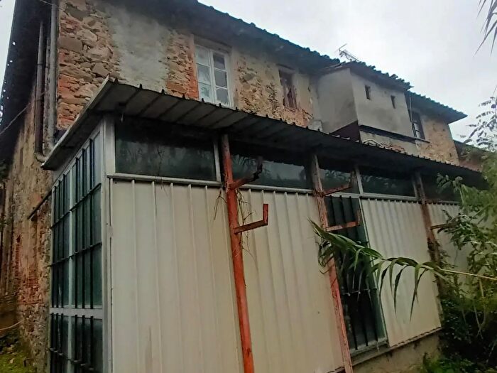 Casa con 10 locali in vendita in Pescaglia