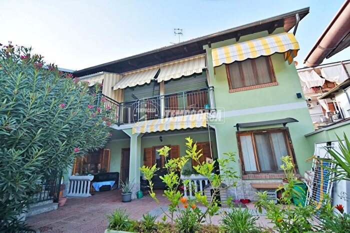 Casa con 8 locali in vendita in Via Montello, Brandizzo