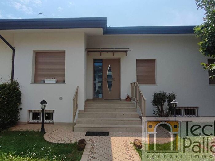 Casa con 6 locali in affitto in Centro, Costabissara