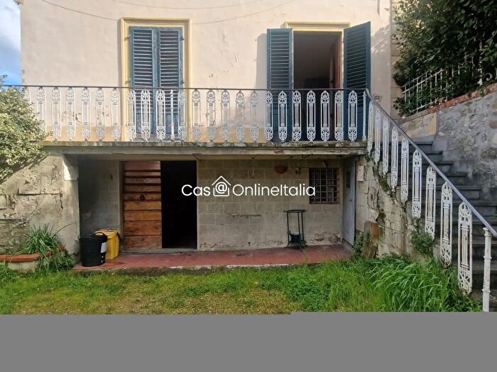 Casa con 8 locali in vendita in Piazza Giotto Vicchio, Vicchio