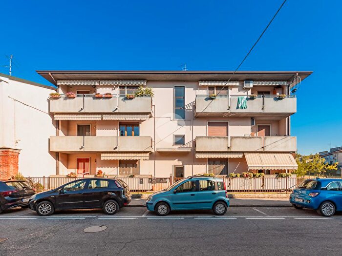 Appartamento con 5 locali in vendita in Via Silvio Pellico, Villafranca Di Verona