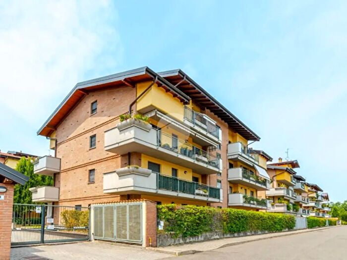 Appartamento trilocale in vendita in Via Salvo d'Acquisto, Cesano Boscone