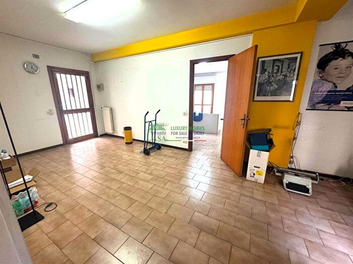 Appartamento con 6 locali in vendita in Via Serafino Amabile Guastella, Ragusa