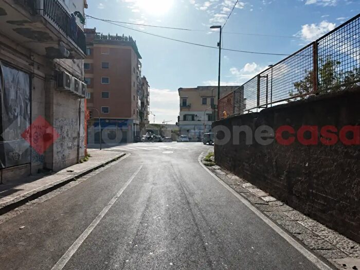 Appartamento trilocale in vendita in Via Luigi Martucci, Napoli