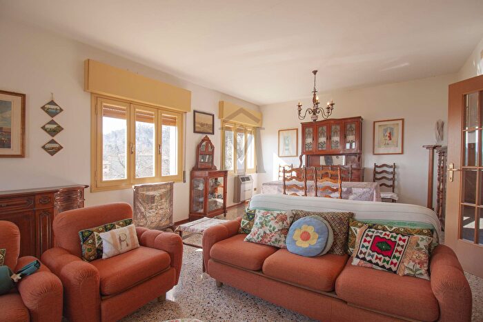 Casa con 14 locali in vendita in Viano