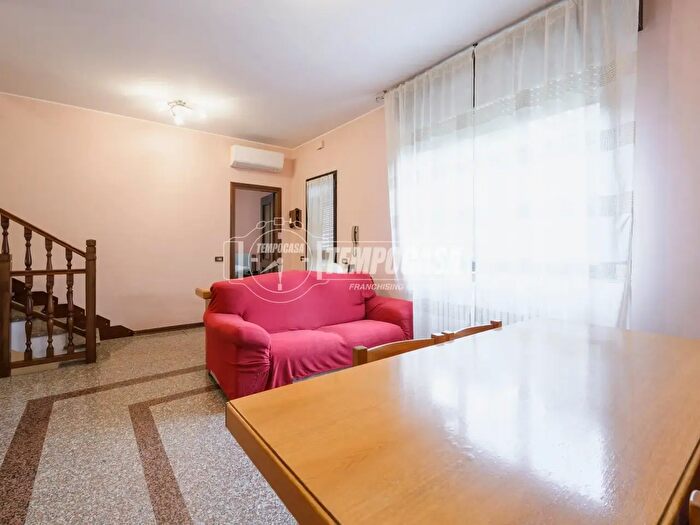 Casa con 6 locali in vendita in Modena