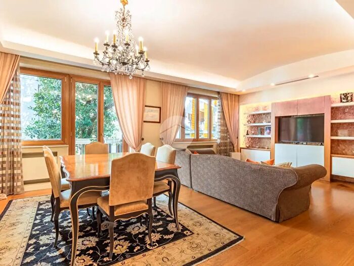 Appartamento con 5 locali in vendita in Via del Parco Margherita, Napoli